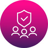 Un ícono gráfico que representa un escudo con una marca de verificación encima de tres figuras estilizadas, que representan protección o seguridad para un grupo de personas.