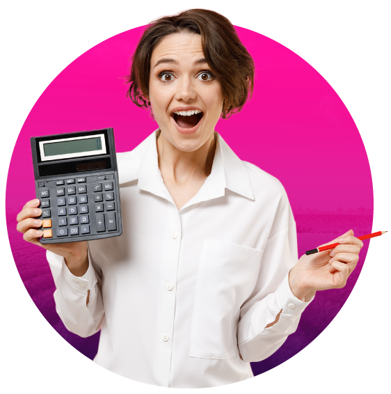 Una mujer con una camisa blanca sostiene una calculadora en una mano y un bolígrafo en la otra, de pie sobre un fondo rosa brillante con una expresión de sorpresa.