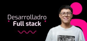 Una persona con gafas y camisa blanca sonríe junto al texto "Desarrollador Full Stack" sobre un fondo negro con elementos gráficos rosas.