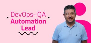 Un hombre con una camisa polo azul claro se encuentra junto a un texto que dice "DevOps-QA Automation Lead" sobre un fondo rosa.