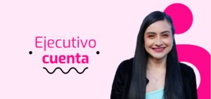 Una persona con cabello largo y oscuro sonríe frente a un fondo rosa con el texto "Ejecutivo cuenta".