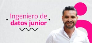 Hombre sonriendo junto al texto "Ingeniero de datos junior" sobre un fondo claro con elementos gráficos rosas.